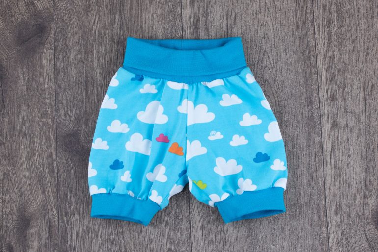 Kurze Sommerhose mit Wolken